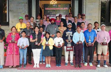 लोक भवन गोल्फ क्लब नैनीताल द्वारा आयोजित तीन दिवसीय ’’गवर्नर्स कप गोल्फ टूर्नामेंट-2026’’ के विजेताओं के साथ राज्यपाल।