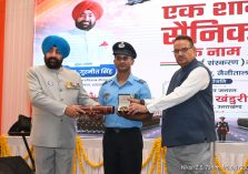 ‘‘एक शाम सैनिकों के नाम’’ कार्यक्रम में वीरता पदक विजेताओं, सराहनीय कार्य करने वाले पूर्व सैनिकों, वीरांगनाओं तथा अर्धसैनिक बलों के जवानों को सम्मानित करते हुए राज्यपाल।