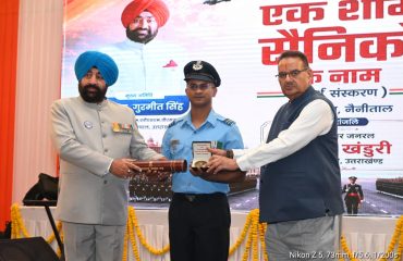 ‘‘एक शाम सैनिकों के नाम’’ कार्यक्रम में वीरता पदक विजेताओं, सराहनीय कार्य करने वाले पूर्व सैनिकों, वीरांगनाओं तथा अर्धसैनिक बलों के जवानों को सम्मानित करते हुए राज्यपाल।