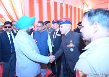 लोक भवन, नैनीताल में सैनिक कल्याण विभाग द्वारा आयोजित ‘‘एक शाम सैनिकों के नाम’’ कार्यक्रम में सैनिकों एवं पूर्व सैनिकों से मुलाकात करते हुए राज्यपाल।
