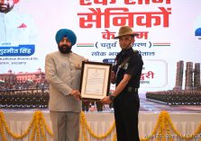 लोक भवन नैनीताल में आयोजित ‘एक शाम सैनिकों के नाम’ कार्यक्रम में सैनिकों और पूर्व सैनिकों का हुआ सम्मान