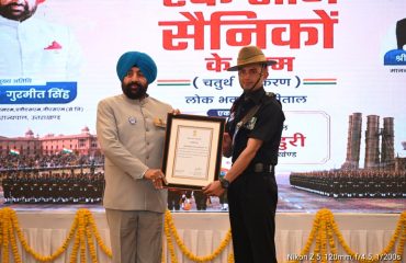 लोक भवन नैनीताल में आयोजित ‘एक शाम सैनिकों के नाम’ कार्यक्रम में सैनिकों और पूर्व सैनिकों का हुआ सम्मान