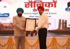 पूर्व सैनिकों, वीरांगनाओं तथा अर्धसैनिक बलों के जवानों को सम्मानित करते हुए राज्यपाल।