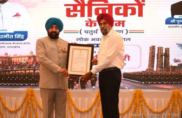 पूर्व सैनिकों, वीरांगनाओं तथा अर्धसैनिक बलों के जवानों को सम्मानित करते हुए राज्यपाल।