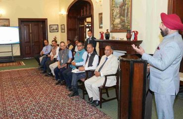 The Governor addressing the launch ceremony at Lok Bhavan for the ‘Fin Bodh’ and ‘Uttaravani’ apps, as well as the ‘Assistant Homestay Manager’ study material, developed by the Uttarakhand Open University.