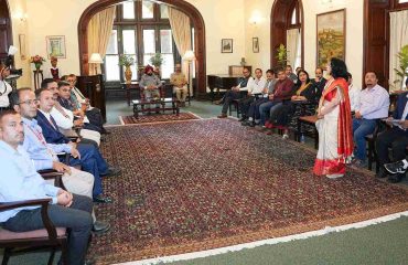 लोक भवन में उत्तराखण्ड मुक्त विश्वविद्यालय द्वारा विकसित ‘फिन बोध’ एवं ‘उत्तरावाणी’ ऐप की जानकारी देती हुईं विश्वविद्यालय की अध्यापिका।