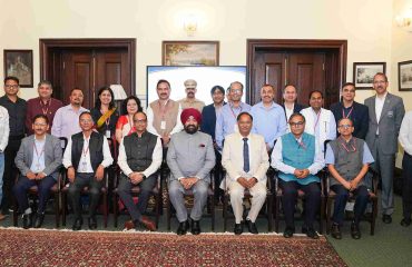 कार्यक्रम में उपस्थित उत्तराखण्ड मुक्त विश्वविद्यालय के कुलपति एवं अध्यापकगणों के साथ राज्यपाल।