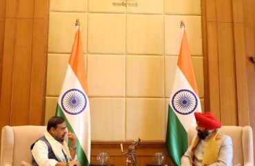 राज्यपाल लेफ्टिनेंट जनरल गुरमीत सिंह (से नि) से गुरुवार को गुवाहाटी में असम के मुख्यमंत्री डॉ. हिमंता बिस्वा सरमा ने शिष्टाचार भेंट की।