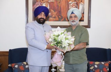 राज्यपाल लेफ्टिनेंट जनरल गुरमीत सिंह (से नि) ने लोक निवास, नई दिल्ली में उपराज्यपाल श्री तरनजीत सिंह संधू से शिष्टाचार भेंट की।