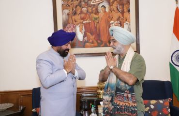 लोक निवास, नई दिल्ली में उपराज्यपाल श्री तरनजीत सिंह संधू से शिष्टाचार भेंट करते हुए राज्यपाल लेफ्टिनेंट जनरल गुरमीत सिंह (से नि)।