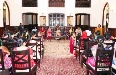 उन्होंने कहा कि महिलाएं अक्सर परिवार की जिम्मेदारियों के बीच अपने स्वास्थ्य की अनदेखी कर देती हैं