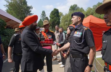 असम रेजिमेंट के 7वें बैच के अग्निवीरों की भव्य पासिंग आउट परेड के दौरान सेना के जवानों से मुलाकात करते हुए रज्यपाल।