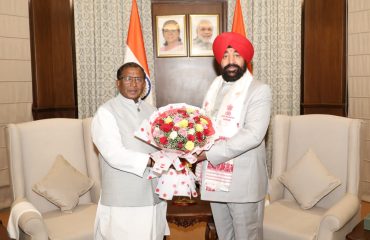 राज्यपाल लेफ्टिनेंट जनरल गुरमीत सिंह (से नि) ने गुरुवार को असम भ्रमण के दौरान लोक भवन गुवाहाटी में असम के राज्यपाल श्री लक्ष्मण प्रसाद आचार्य से शिष्टाचार भेंट की।