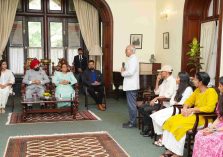 लोक भवन में आयोजित तेलंगाना राज्य स्थापना दिवस कार्यक्रम में प्रतिभाग करते हुए राज्यपाल।