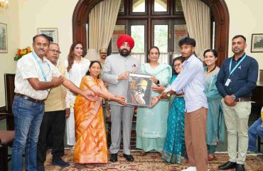 लोक भवन में राज्यपाल को फोटो फ्रेम भेंट करते हुए एसओएस बाल ग्राम, भीमताल के पदाधिकारीगण।