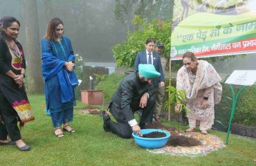 The Governor and the First Lady, Smt. Gurmeet Kaur, planting a Rudraksha sapling under the ‘Ek Ped Maa Ke Naam’ (A Tree in Mother’s Name) campaign at the Lok Bhavan, Nainital complex.