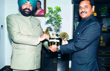 राज्यपाल से लोक भवन में इंदिरा गांधी राष्ट्रीय वन अकादमी, देहरादून के नवनियुक्त निदेशक डॉ. राजेंद्र प्रसाद खजुरिया ने शिष्टाचार भेंट की।