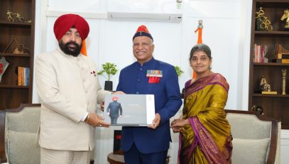 The Governor presenting his book to Major General N. Srinivas Rao (Retd.), President of the Rashtriya Sainik Sanstha (Telangana State Chapter).