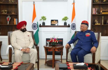 राज्यपाल लेफ्टिनेंट जनरल गुरमीत सिंह (से नि) से नई दिल्ली में शिष्टाचार भेंट करते हुए राष्ट्रीय सैनिक संस्था, तेलंगाना राज्य के अध्यक्ष मेजर जनरल एन. श्रीनिवास राव (से नि)।