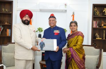 राष्ट्रीय सैनिक संस्था, तेलंगाना राज्य के अध्यक्ष मेजर जनरल एन. श्रीनिवास राव (से नि) को अपनी पुस्तक भेंट करते हुए राज्यपाल।