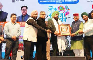 परेड ग्राउंड, देहरादून में आयोजित छठे ‘लोक संवर्धन पर्व’ में राज्यपाल को स्मृति चिन्ह भेंट करते हुए कैबिनेट मंत्री खजान दास एवं दायित्वधारी।