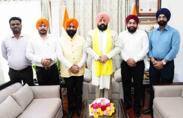 :Governor received Mr. Parvinder Singh, President of the Uttar Pradesh Sikh Gurdwara Coordination Committee, for a courtesy meeting at Lok Bhavan.