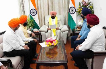 राज्यपाल से शिष्टाचार भेंट करते हुए उत्तर प्रदेश सिख गुरुद्वारा समन्वय समिति के सदस्यगण।