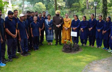 The Governor with Horticulture Department personnel at Lok Bhavan on the occasion of the folk festival ‘Harela’.