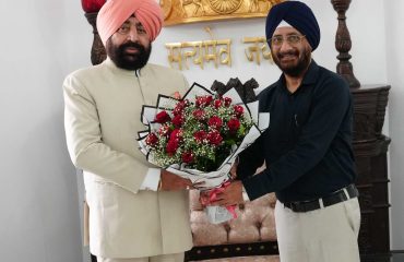 राज्यपाल से शिष्टाचार भेंट करते हुए उत्तराखण्ड अल्पसंख्यक शिक्षा प्राधिकरण के अध्यक्ष डॉ. सुरजीत सिंह गांधी।