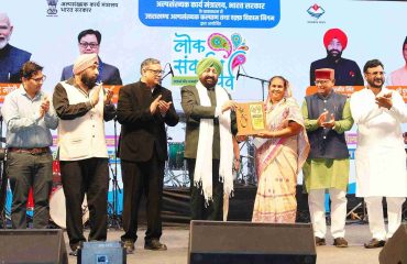 परेड ग्राउंड, देहरादून में आयोजित छठे ‘लोक संवर्धन पर्व’ में विभिन्न प्रतियोगिताओं के विजेता प्रतिभागियों को सम्मानित करते हुए राज्यपाल।