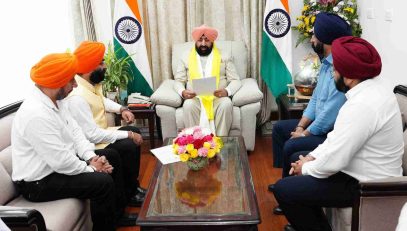 Members of the Uttar Pradesh Sikh Gurudwara Coordination Committee paying a courtesy call on the Governor.
