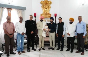 लोक भवन में उत्तराखण्ड अल्पसंख्यक शिक्षा प्राधिकरण के प्राधिकरण के सदस्यों के साथ राज्यपाल।