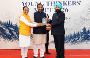 ‘15वीं यंग थिंकर्स मीट’ के समापन सत्र में इंडिया फाउंडेशन के अध्यक्ष डॉ. राम माधव को पुस्तक भेंट करते हुए राज्यपाल।