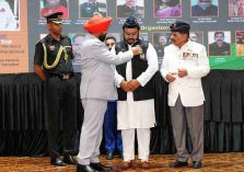 The Governor honoring members of the organization who have excelled in various fields, during the seminar on ‘Nayi Shiksha Niti mein Naitik Shiksha,’