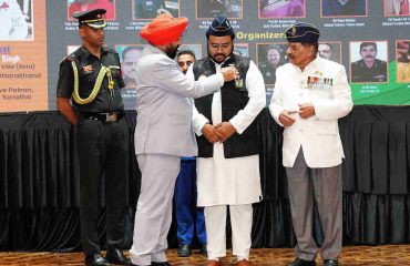 The Governor honoring members of the organization who have excelled in various fields, during the seminar on ‘Nayi Shiksha Niti mein Naitik Shiksha,’