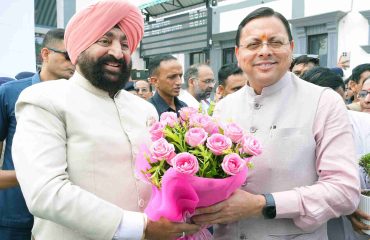‘अमृत भारत स्टेशन योजना’ के अंतर्गत पुनर्विकसित हर्रावाला रेलवे स्टेशन के लोकार्पण कार्यक्रम में राज्यपाल से भेंट करते हुए मुख्यमंत्री श्री पुष्कर सिंह धामी।