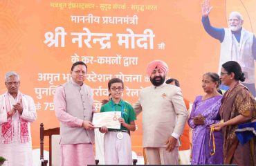 ‘अमृत भारत स्टेशन योजना’ के अंतर्गत आयोजित प्रतियोगिता के विजेता को सम्मानित करते हुए राज्यपाल एवं मुख्यमंत्री।