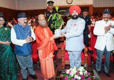 Swami Chidanand Saraswati, President of Parmarth Niketan, presenting a sapling to the Governor during the seminar on ‘‘Nayi Shiksha Niti mein Naitik Shiksha,’