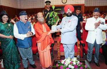 Swami Chidanand Saraswati, President of Parmarth Niketan, presenting a sapling to the Governor during the seminar on ‘‘Nayi Shiksha Niti mein Naitik Shiksha,’