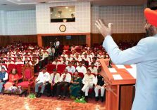 The Governor addressing the seminar on ‘‘Nayi Shiksha Niti mein Naitik Shiksha,’