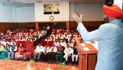 The Governor addressing the seminar on ‘‘Nayi Shiksha Niti mein Naitik Shiksha,’