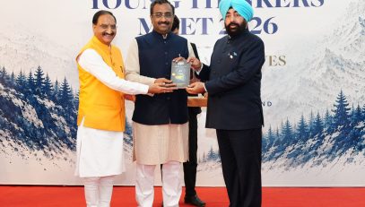 The Governor presenting a book to Dr. Ram Madhav, President of the India Foundation, at the valedictory session of the ‘15th Young Thinkers Meet’.