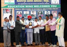 Office-bearers of the Rashtriya Sainik Sanstha presenting a memento to the Governor during the seminar on ‘‘Nayi Shiksha Niti mein Naitik Shiksha,’