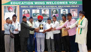 Office-bearers of the Rashtriya Sainik Sanstha presenting a memento to the Governor during the seminar on ‘‘Nayi Shiksha Niti mein Naitik Shiksha,’
