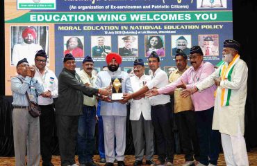 Office-bearers of the Rashtriya Sainik Sanstha presenting a memento to the Governor during the seminar on ‘‘Nayi Shiksha Niti mein Naitik Shiksha,’