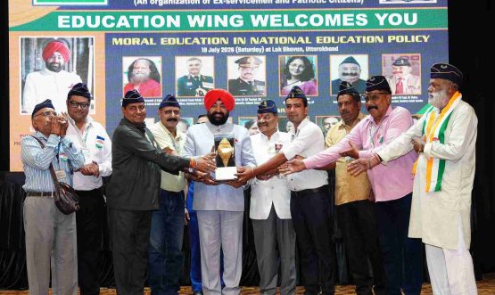 Office-bearers of the Rashtriya Sainik Sanstha presenting a memento to the Governor during the seminar on ‘‘Nayi Shiksha Niti mein Naitik Shiksha,’