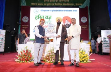 Vice-Chancellor Dr. Shivendra Kumar Kashyap presenting a memento to the Governor during the Harela festival celebration at Govind Ballabh Pant University of Agriculture and Technology, Pantnagar.