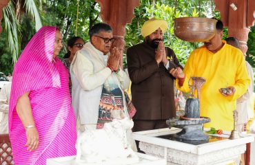 लोक भवन परिसर स्थित राज प्रज्ञेश्वर महादेव मंदिर में पूजा-अर्चना करते हुए राज्यपाल लेफ्टिनेंट जनरल गुरमीत सिंह (से नि) एवं पंजाब के राज्यपाल श्री गुलाब चंद कटारिया।