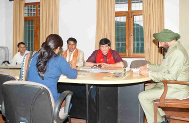 राज्यपाल के समक्ष विश्वविद्यालय की शैक्षणिक गतिविधियों, शोध एवं नवाचार संबंधी पहलों तथा भावी कार्ययोजना के संबंध में प्रस्तुतिकरण देते हुए कुलपति प्रो. रमाकान्त पाण्डेय।