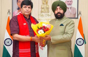 राज्यपाल से शिष्टाचार भेंट करते हुए उत्तराखण्ड संस्कृत विश्वविद्यालय के कुलपति प्रो. रमाकान्त पाण्डेय।